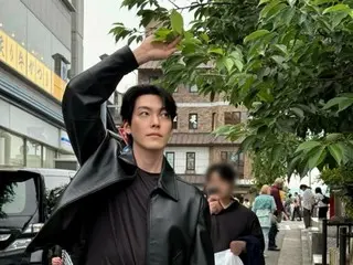 金宇彬，用皮夹克强调他的强硬......甚至他的幽默魅力