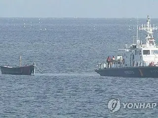 韩国海军发现越境朝鲜木船，船上有3人