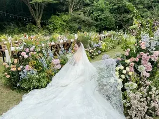 前“Miss A”成员Min与英俊的商人丈夫举行了一场节日般的婚礼，“刚刚结婚”
