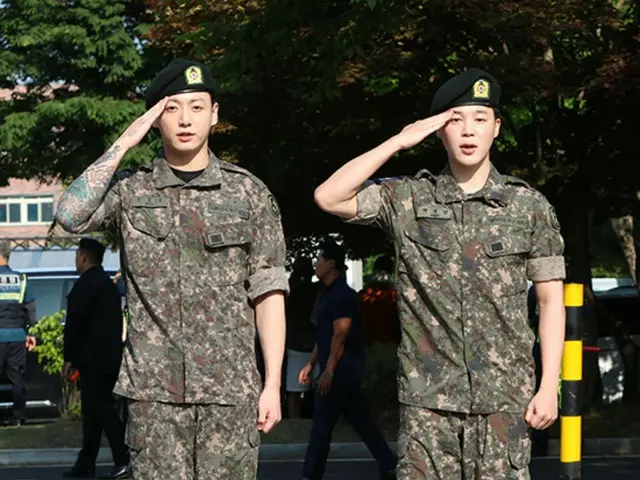 [照片] 防弹少年团 JIMIN 和 JUNG KOOK 服完 1 年 6 个月的兵役后于今天 (11 日) 退伍！
