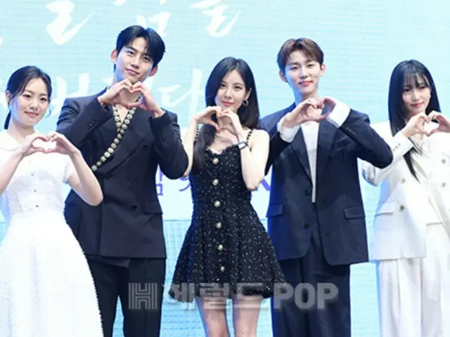 [照片] Tacyeon (2PM) 和 Seohyun (少女时代) 出席新剧《我抢走了主角的初体验》的制作发布会