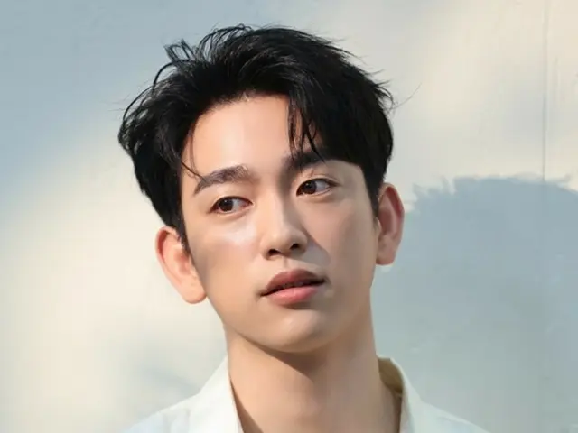 ジニョン（GOT7）、湖のような眼差しに魅了される