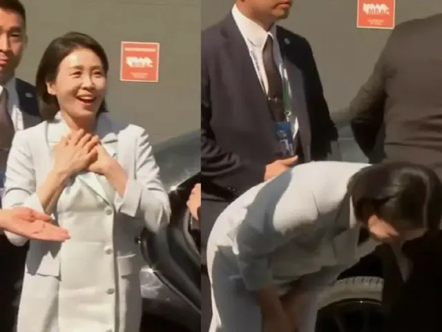 李在明总统夫人金惠京首次单独访韩，向加拿大居民行90度鞠躬礼