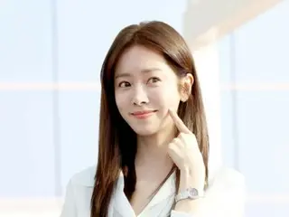 演员韩智旻天使般的指点姿势让人心动不已...机场时尚也清纯无邪