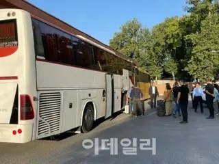 20名旅居伊朗的韩国家人乘坐政府提供的巴士撤离1200公里