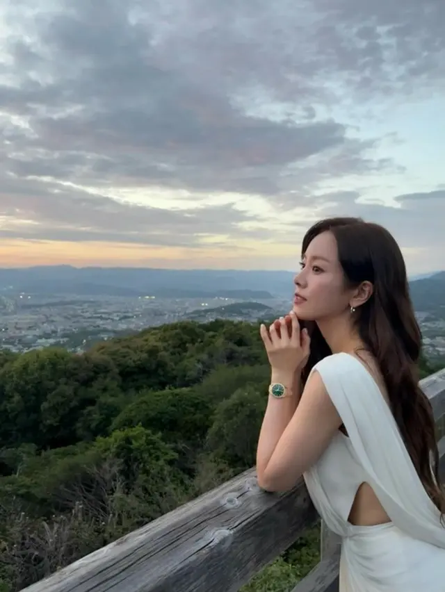 女優ハン・ジミン、脇腹の開いたドレス姿を公開...清純女神から一転セクシーさを見せる