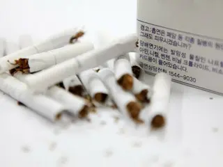 韩国教师在线上课时吸烟
