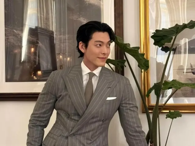 金宇彬西装帅气十足...身材超棒，魅力米兰