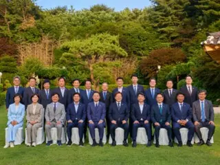 李总统与执政党院内代表举行晚宴，承诺合作恢复民生并成功施政（韩国）