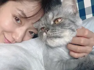 朴信惠抱着宠物猫甜蜜自拍