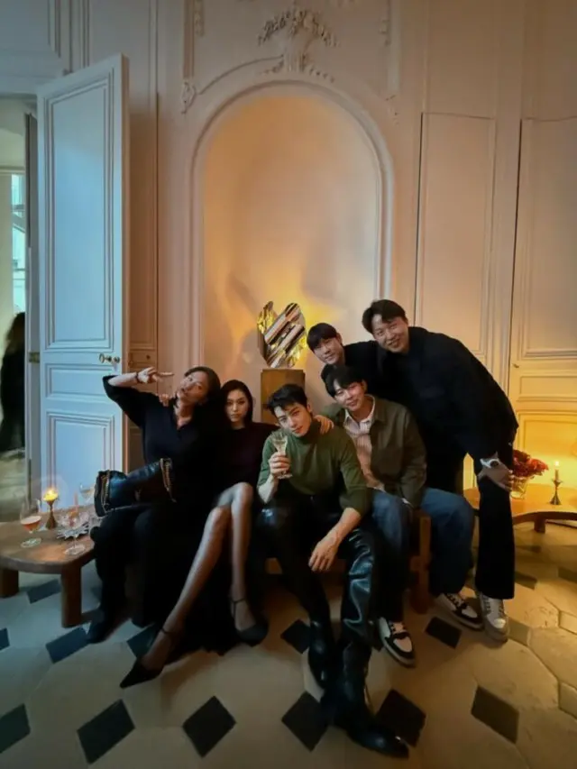 「ASTRO」チャウヌ、パリの街で過ごすゆったりとしたひととき…どんなポーズも絵になる04