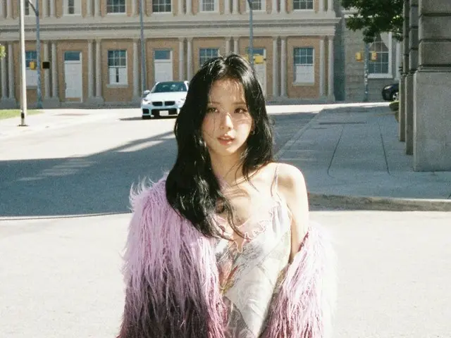 BLACKPINK 的 JISOO 身着迷人的超迷你连衣裙......“很快见到你！”