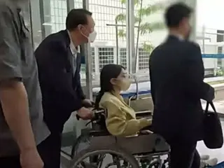 “她为什么坐在轮椅上？”出院的金俊熙妻子问道，“是不是跟抑郁症有关？”——韩国媒体
