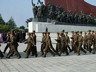 朝鲜演出展示俄罗斯士兵照片的原因：金正恩对着棺材哭泣