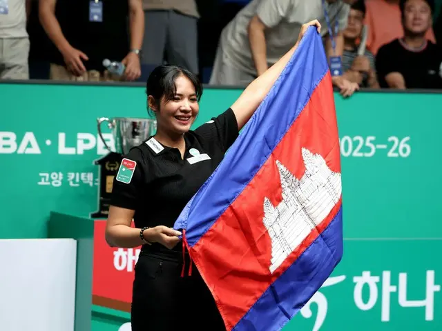 母国カンボジアの国旗を手にして喜ぶスロン・ピアビ（写真：PBA）