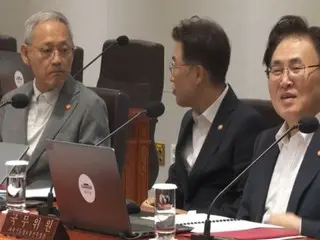 当总统进入房间时，他迅速摘下领带......“没有着装要求吗？”=韩国