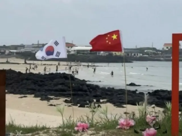 韩国媒体报道，济州岛牛岛海滩插上中国国旗，网民愤怒