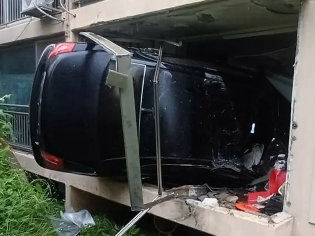 “发生什么事了？”韩国一辆汽车撞毁一栋公寓楼