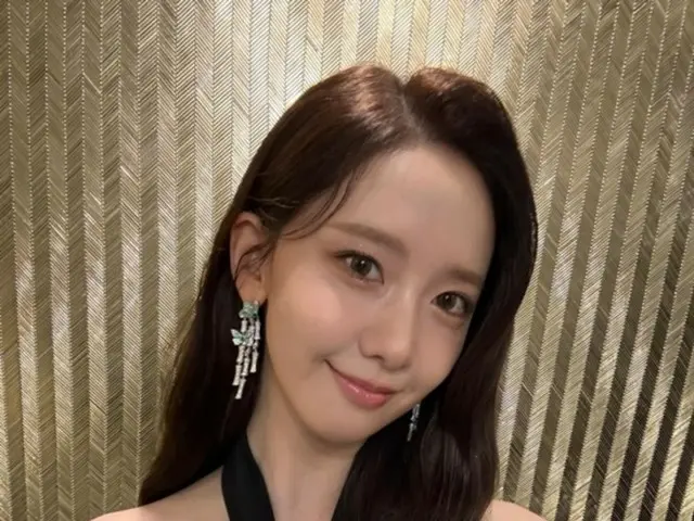 少女时代的酉娜穿着连衣裙看起来就像“Yunphrodite”......和她一起自拍很有趣。