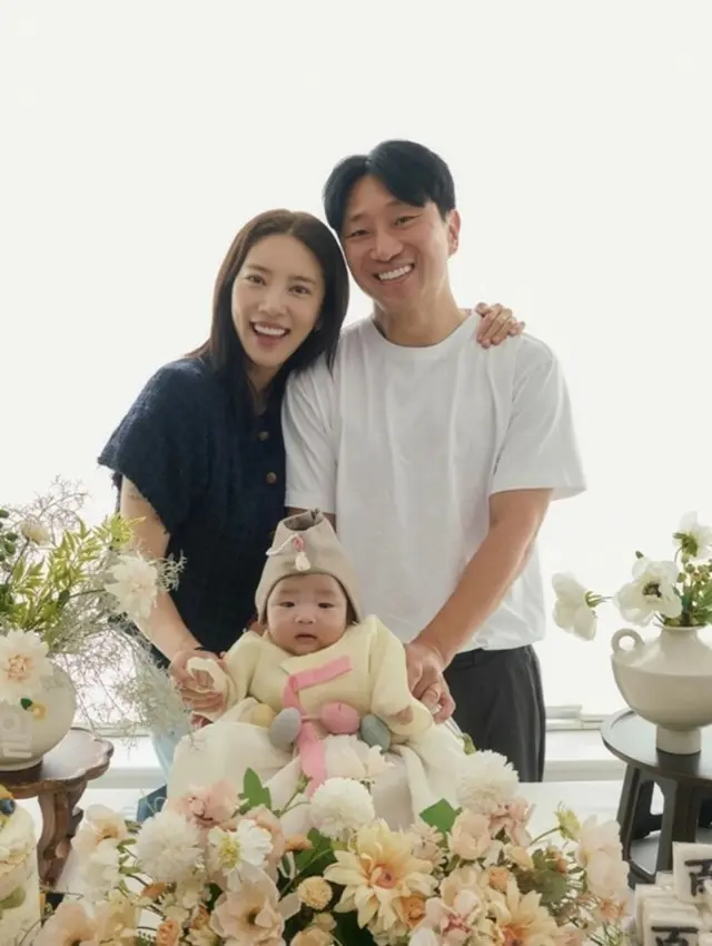 ソン・ダムビ＆イ・ギュヒョク、娘ヘイちゃんの100日記念でかわいい家族写真… 「元気に育ってほしい」