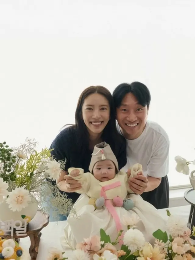 ソン・ダムビ＆イ・ギュヒョク、娘ヘイちゃんの100日記念でかわいい家族写真… 「元気に育ってほしい」