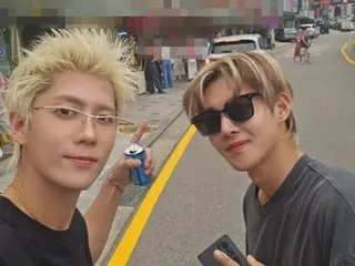 SS501队长金贤珠和金圭钟在炒年糕街合影...“现在是一家很有名的美味餐厅。那时候，有很多空座位。”