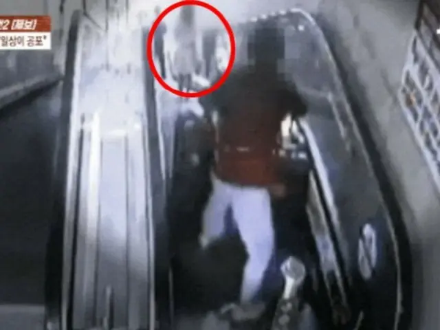 エスカレーターからスーツケース2つが転がり落ちる…全治8週間のけがをした女性＝韓国