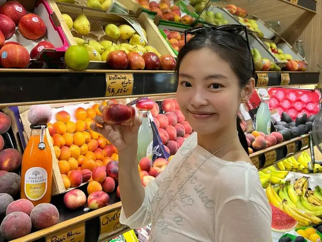 「BLACKPINK」JENNIE、化粧気のない姿なのにラブリー…パリで輝く美貌