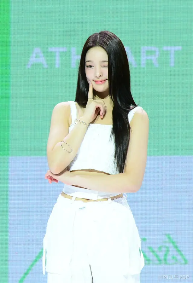 「AtHeart」のナヒョン