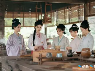 中国电视剧 NOW：《星光大道》第 13 集：华芝送给顾彦汐一条五色辫绳。