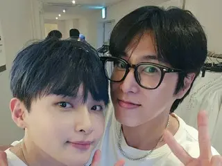 东方神起允浩 (U-KNOW) 出席 SUPER JUNIOR 出道 20 周年演唱会...与 Ryeo Uk、Heecheol 和 Donghae 的两张照片