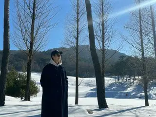 演员崔宇植站在雪原上送上年终祝福