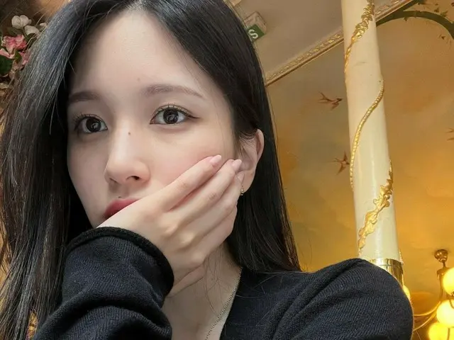 TWICE 的 Mina 令人惊叹的美丽吸引了所有人的注意力......娜琏也评论说：“美丽。”