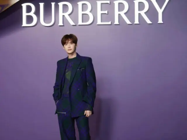 李正奭修长身材引关注...出席Burberry活动