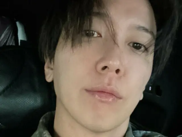 《CNBLUE》郑容和露出军装……素颜也有耀眼视觉效果