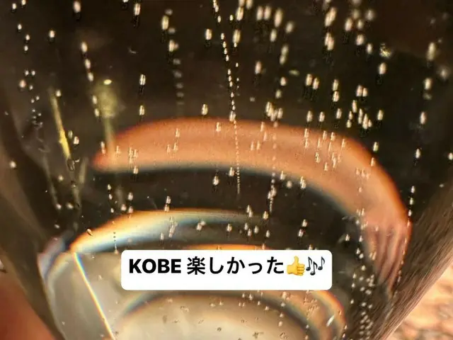 “东方神起”昌珉在神户粉丝俱乐部活动结束后举杯香槟……“KOBE很有趣”