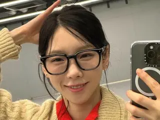 “少女时代”泰妍发布了一张戴着黑眼镜的可爱自拍照，让人很难相信她已经30多岁了