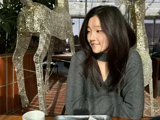 演员朴素丹，咖啡厅的自然日常……灰色针织衫的美好氛围