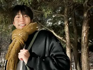 演员李玹雨公开了他在雪地里嬉戏的可爱照片……“男友照”更新了