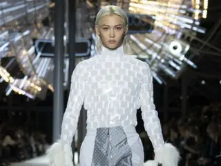 “Stray Kids”Felix 意外以模特身份亮相 Louis Vuitton 巴黎系列……T 台首秀