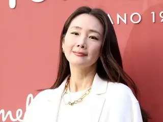 [图]演员崔智友出席韩国珠宝品牌发布会...全白优雅