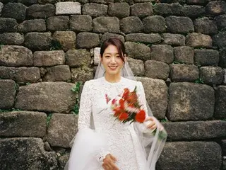 女演员朴信惠穿着迷你婚纱看起来很棒，很难相信她是一个孩子的母亲。