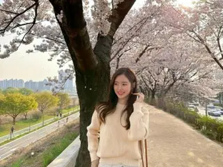 演员陈世妍，赏樱花的清纯女神……“比花更美”
