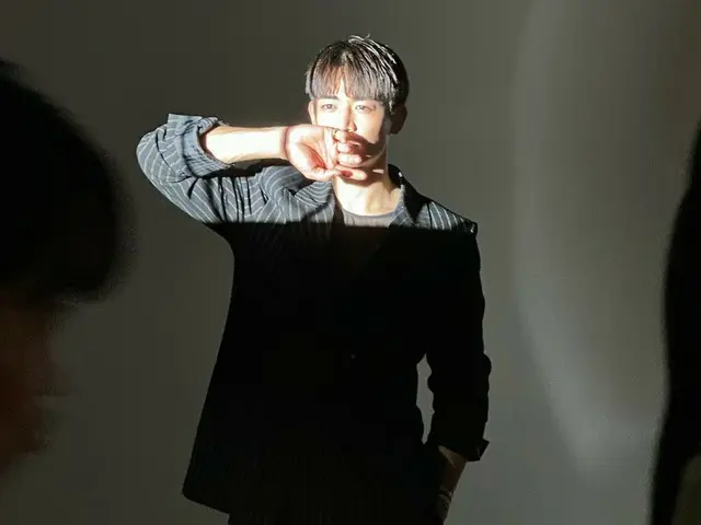 “SHINee”珉豪公开《ELLE JAPAN》4月号背后的凹印……令人眼花缭乱的视觉效果