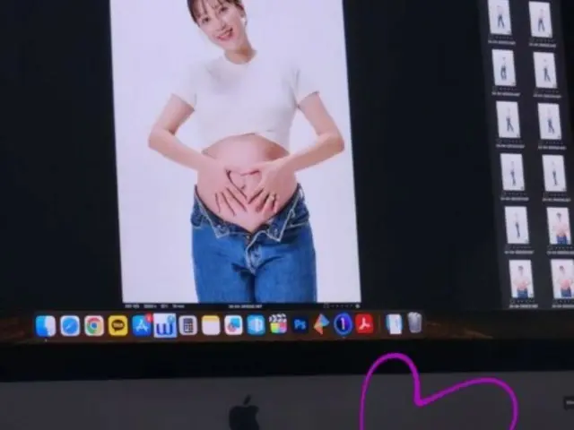 Ayumi (ICONIQ) 与丈夫拍孕妇照……透过短款T恤露出怀孕的肚子