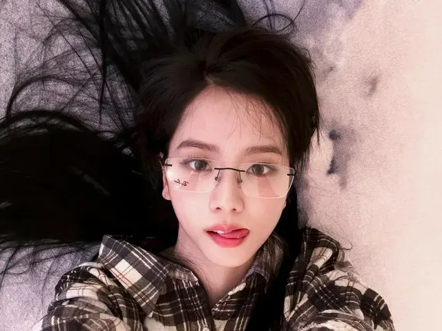 “BLACKPINK”Jisoo，为什么她戴着眼镜躺着也这么可爱？