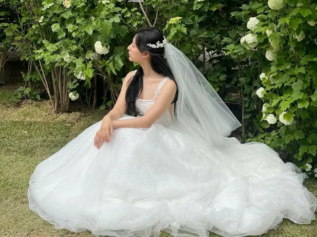 演员金智友公开了美丽的婚纱……“谢谢参加《眼泪女王》的大家”