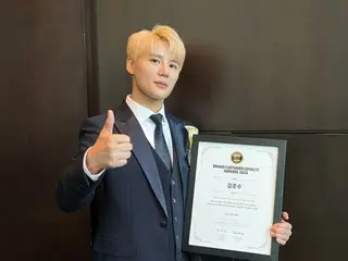Kim Jun Su（夏）获得“品牌客户忠诚度奖”......“这意义重大，因为这是我第一次获得这个奖项。”