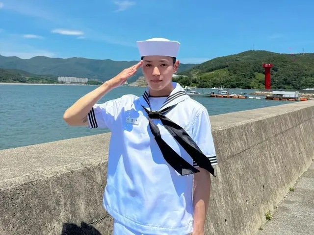 “NCT”泰妍公开了海军毕业典礼照片……可爱的水手