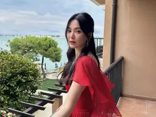 女演员宋慧乔身着亮红色连衣裙，优雅的威尼斯女神
